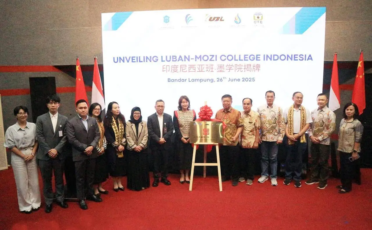 Foto bersama seluruh peserta dan delegasi kampus mitra internasional di depan gedung kampus UBL