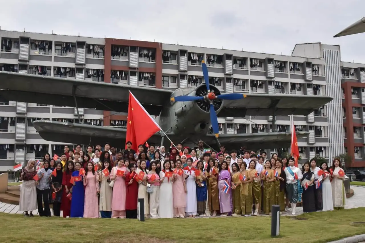 Penampilan seni budaya mahasiswa pada acara pertukaran budaya internasional Guangxi China - ASEAN