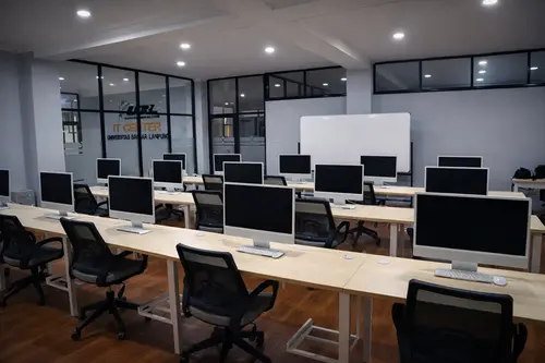 Suasana ruang laboratorium komputer CYBERHIVE R4.1 IT Center UBL berbasis iMAC