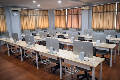 Ruang laboratorium iMAC CYBERHIVE R4.1 IT Center Universitas Bandar Lampung dengan deretan komputer iMAC di atas meja kayu