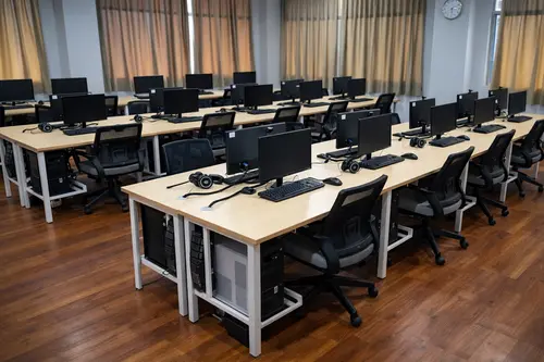 Ruang laboratorium komputer Innosphere R4.4 IT Center Universitas Bandar Lampung dengan deretan meja dan monitor PC