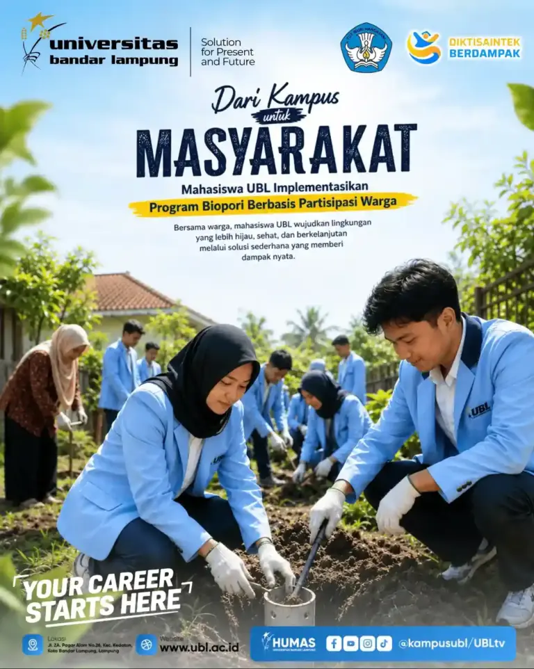 Mahasiswa UBL dan warga Kupang Teba membuat biopori.