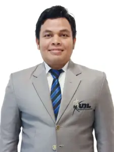 Foto profil Robby Yuli Endra, S.Kom., M.Kom., Direktur Pusat Publikasi dan Penerbitan Universitas Bandar Lampung, mengenakan jas abu-abu UBL dan dasi garis biru-hitam.